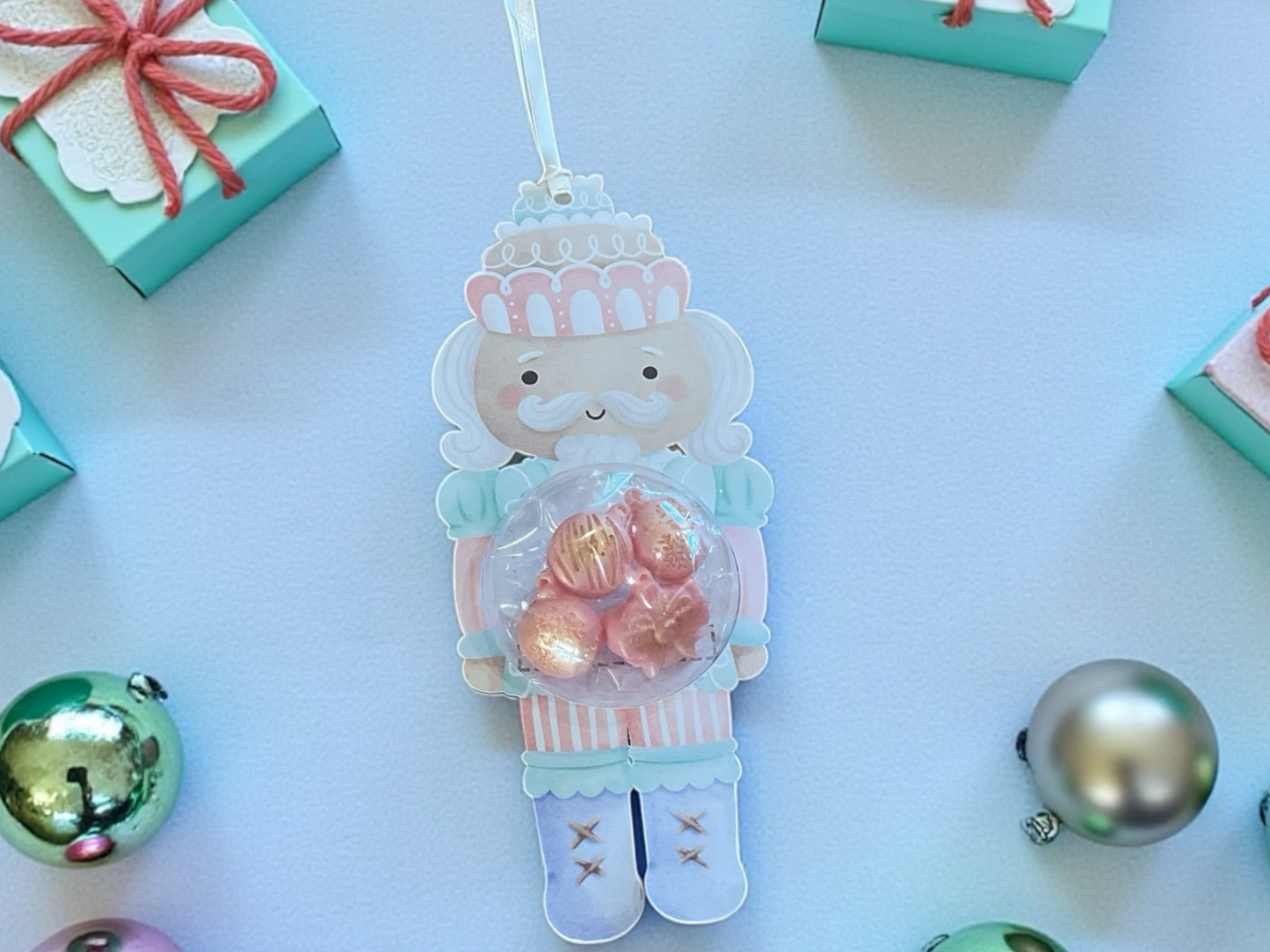 Suspension casse noisette boules de Noël rose